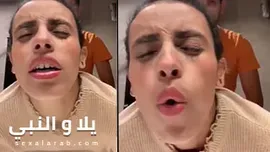 دخلت حمام الشركه لقيت زملتي بتتفرج علي سكس مصري خلتها تفلقس علي الحوض و نكتها