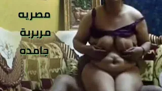 شاب مصري نجس ينيك زوجة ابوه المربربة قبل ما يرجع من الصلاة و يشوفه راكب فوق مراته سكس مصري